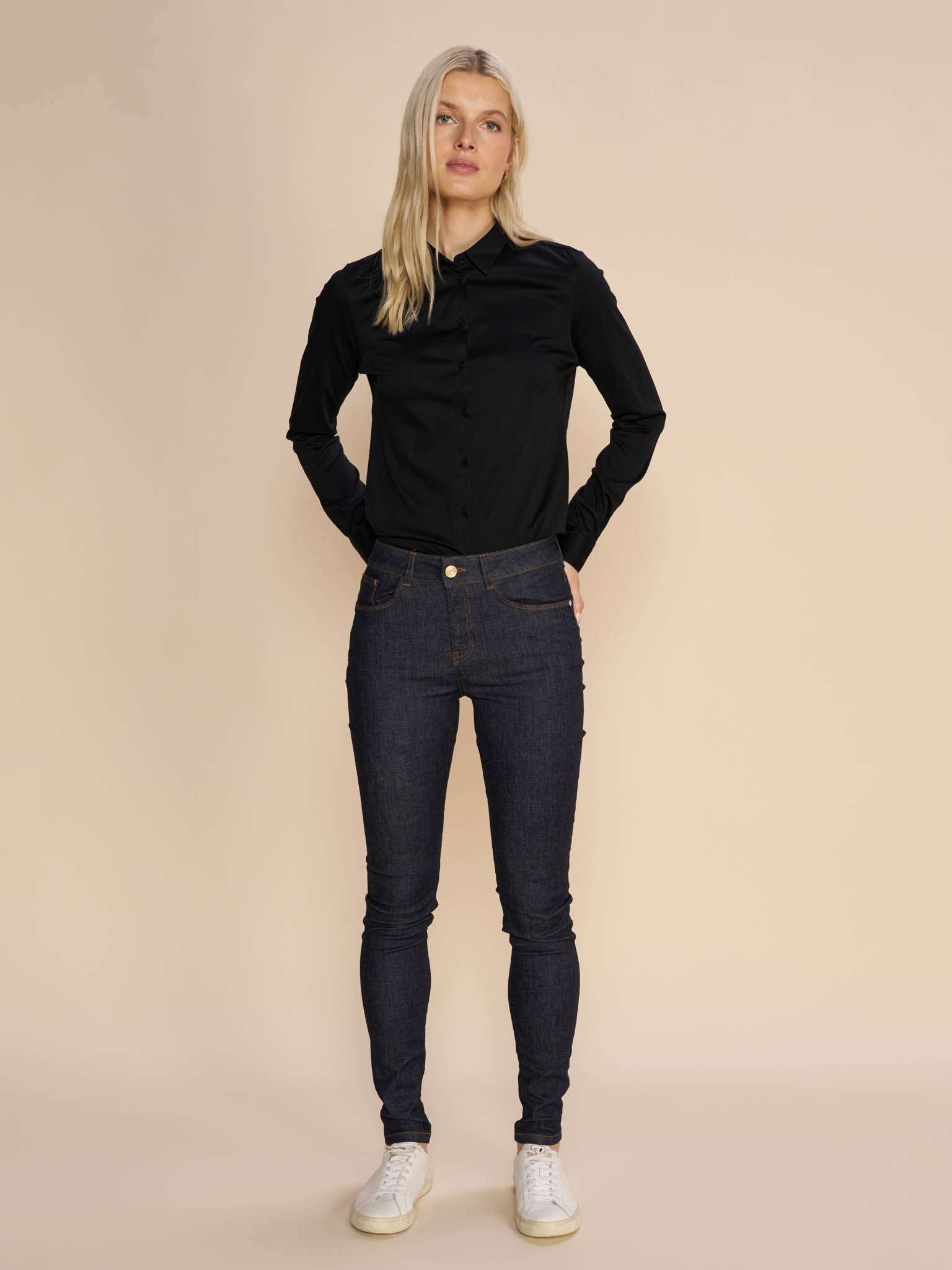 Modelshot / Dark Blue / Detail